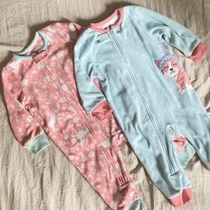Bundle 2 Carter’s Baby Girl Velvet Winter Pijamas Footie • 12 Months Pink Blue